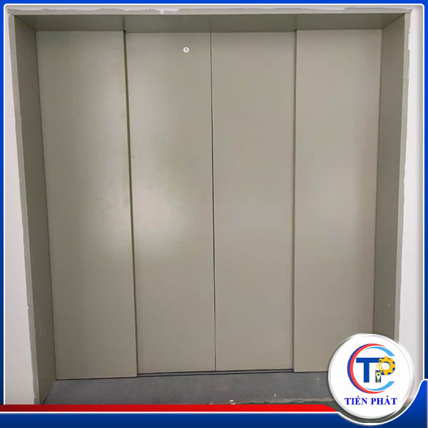 Thang máy chở hàng kèm người
